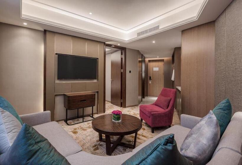 سوئیت اجرایی با تخت کینگ, Wuhan Hongguang