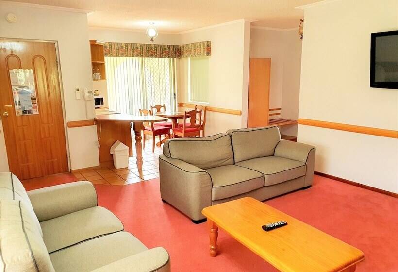 패밀리 스위트, Mcnevins Warwick Motel