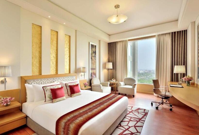 Номер Executive, Radisson Noida