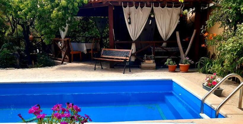 اتاق لوکس با تخت بزرگ, Monument Guesthouse