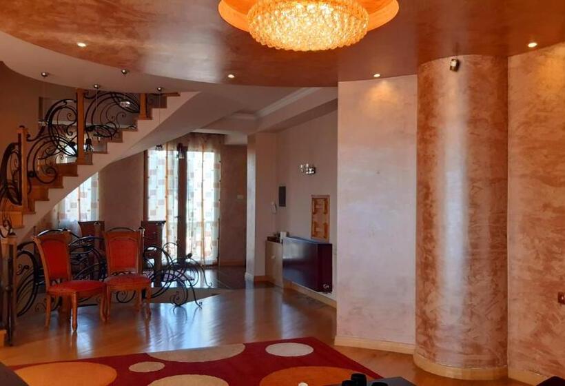 اتاق لوکس با تخت بزرگ, Monument Guesthouse