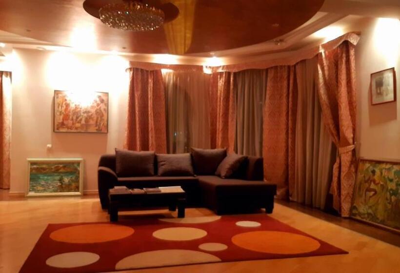 اتاق لوکس با تخت بزرگ, Monument Guesthouse