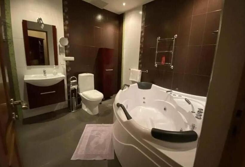 اتاق لوکس با تخت بزرگ, Monument Guesthouse