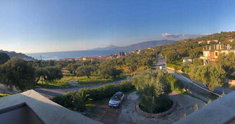 اتاق استاندارد چهار تخته با چشم‌انداز دریا, B&b La Marinella