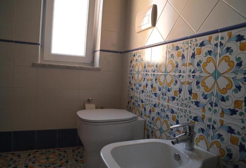 اتاق استاندارد چهار تخته با چشم‌انداز دریا, B&b La Marinella
