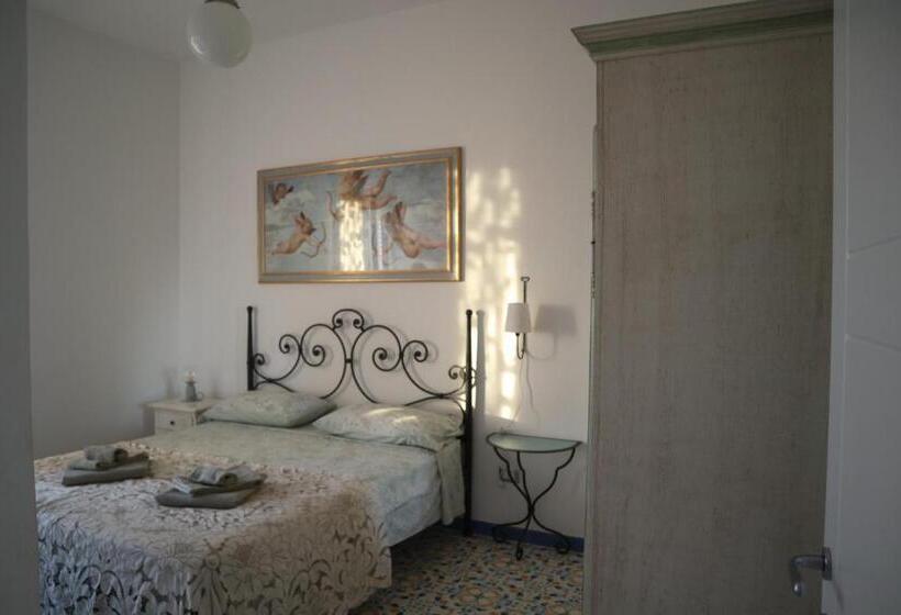 اتاق استاندارد چهار تخته با چشم‌انداز دریا, B&b La Marinella