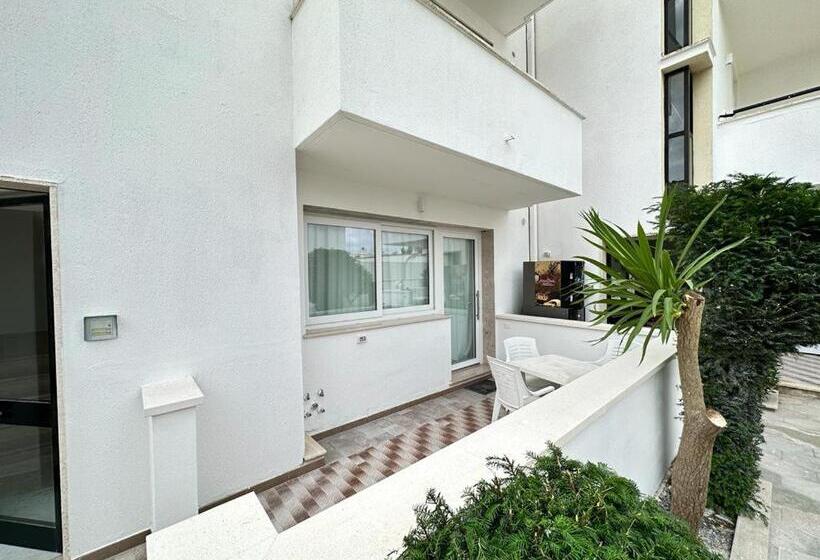 استودیو استاندارد با چشم‌انداز باغ, Infinity Residence Con Parcheggio