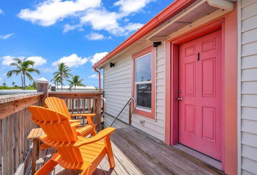 اتاق لوکس با تخت بزرگ, Coconut Cay Resort