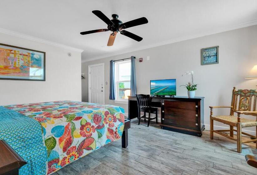 اتاق لوکس با تخت بزرگ, Coconut Cay Resort