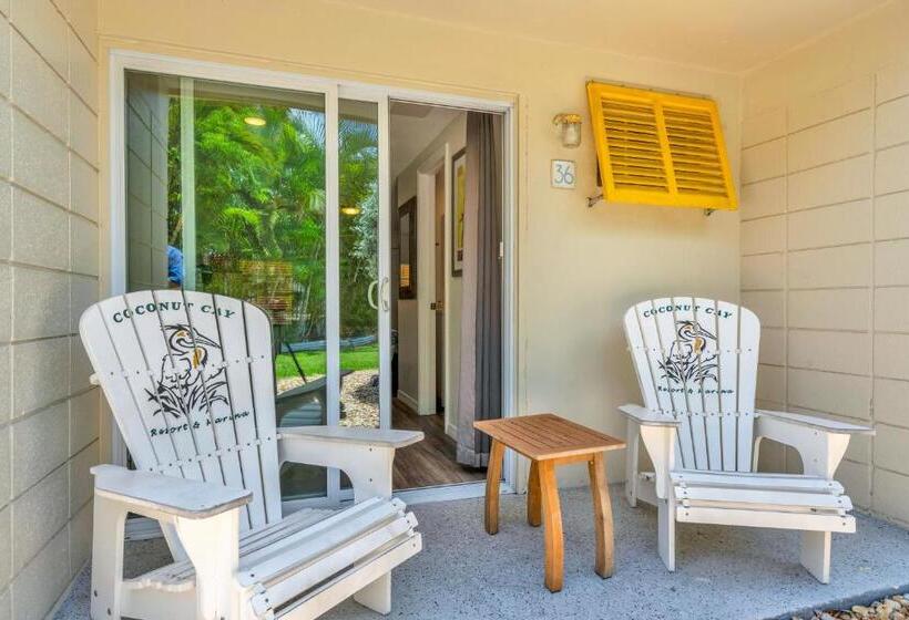 اتاق استاندارد با چشم‌انداز استخر, Coconut Cay Resort