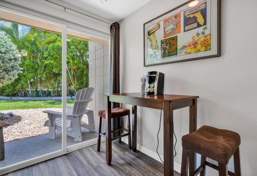 اتاق استاندارد با چشم‌انداز استخر, Coconut Cay Resort