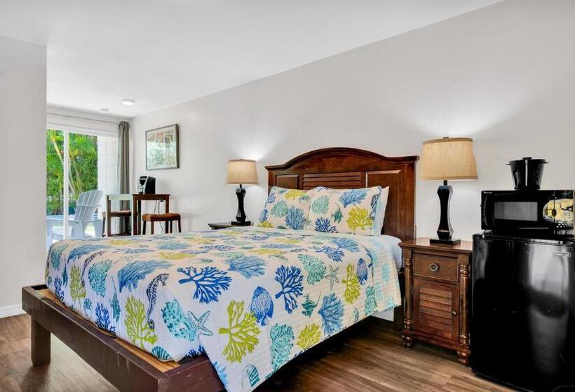 اتاق استاندارد با چشم‌انداز استخر, Coconut Cay Resort
