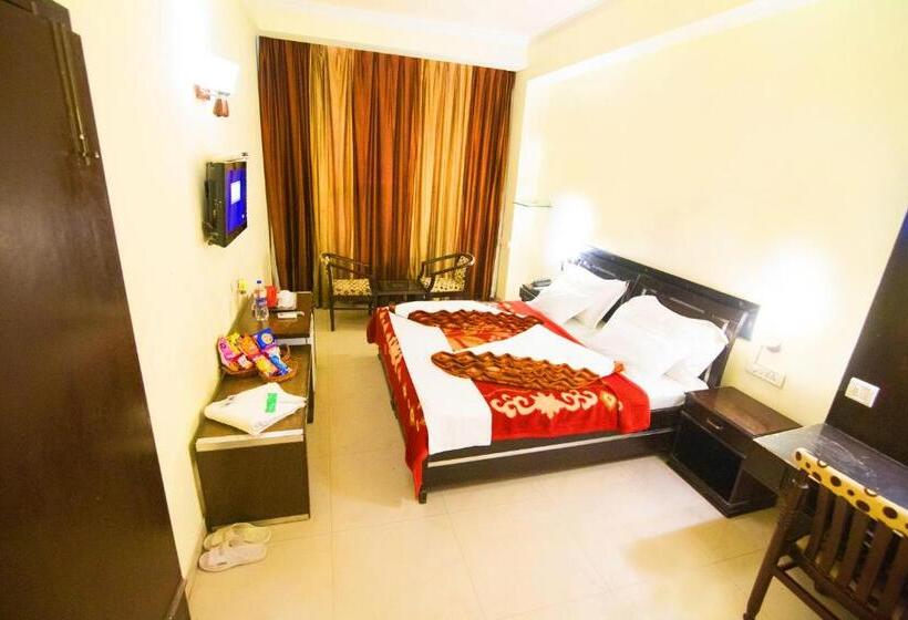 اتاق لوکس سه تخته, Hong Kong Inn