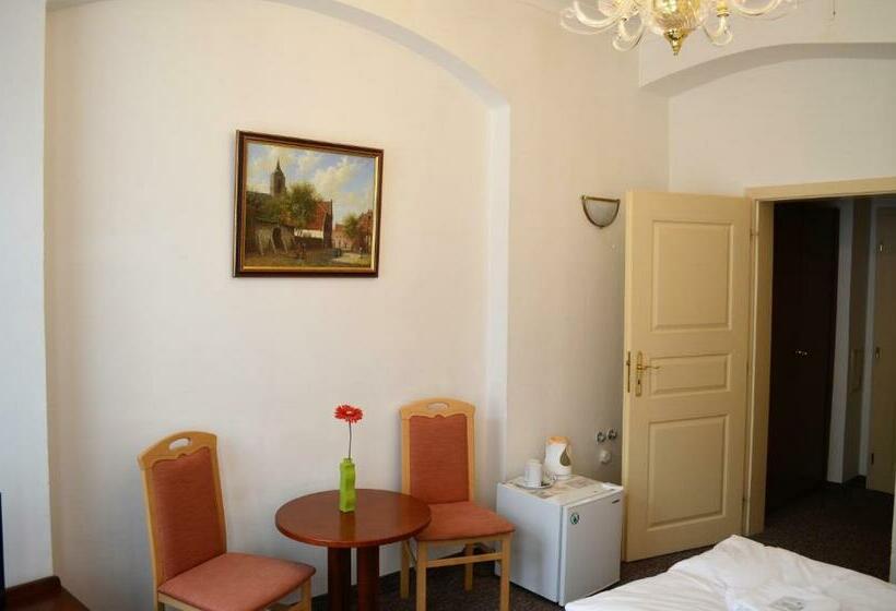 Quarto Ático, Petr
