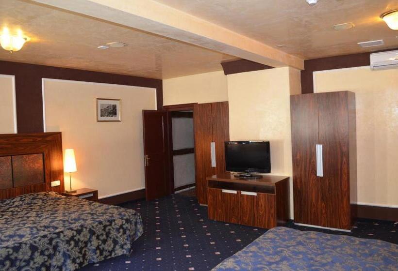 Quarto Familiar Superior, Petr