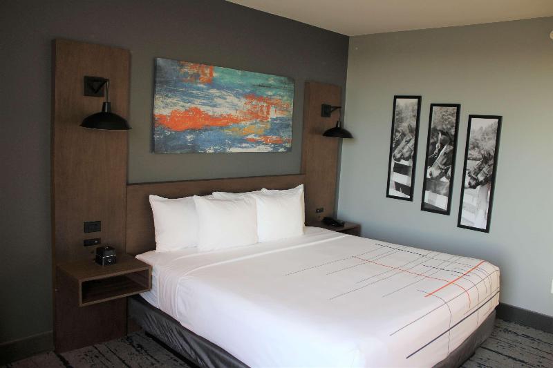 장애인을 위한 킹사이즈 침대 스탠다드 룸, La Quinta Inn & Suites By Wyndham Bardstown