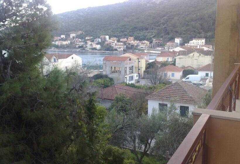 اتاق استاندارد با چشم‌انداز باغ, Moustakis