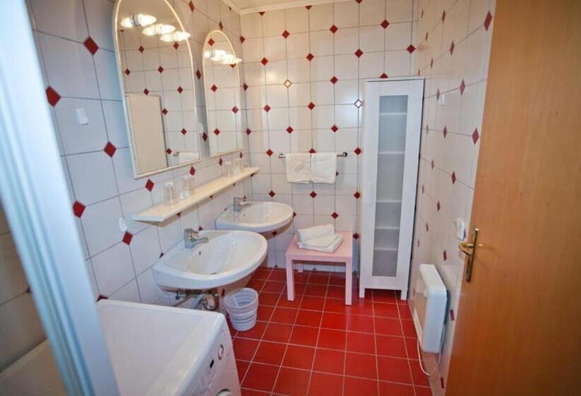 1 Bedroom Apartment Lake View, Seevilla Wochinz