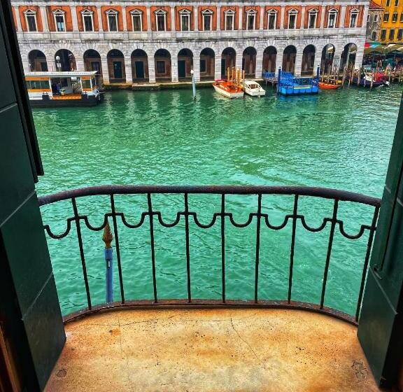 سوئیت جونیور با چشمانداز, Locanda Leon Bianco On The Grand Canal