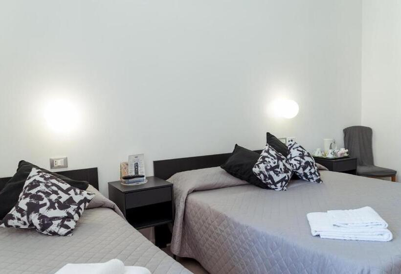 Habitación Triple Estándar, Sol Levante