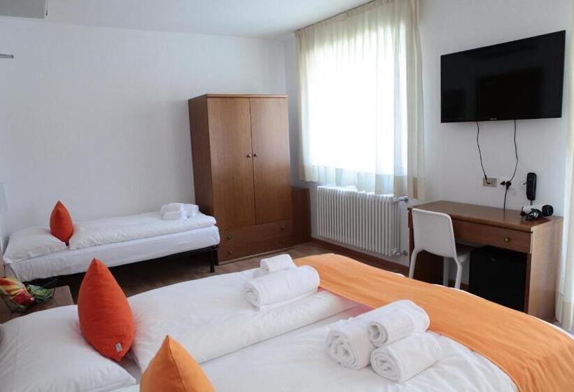 Quarto Triplo Estandar, Athos