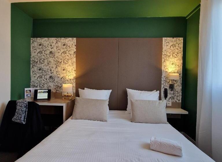 اتاق راحتی, L Hôtel Bristol