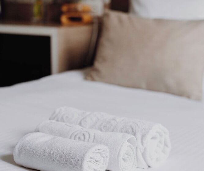 اتاق راحتی, L Hôtel Bristol