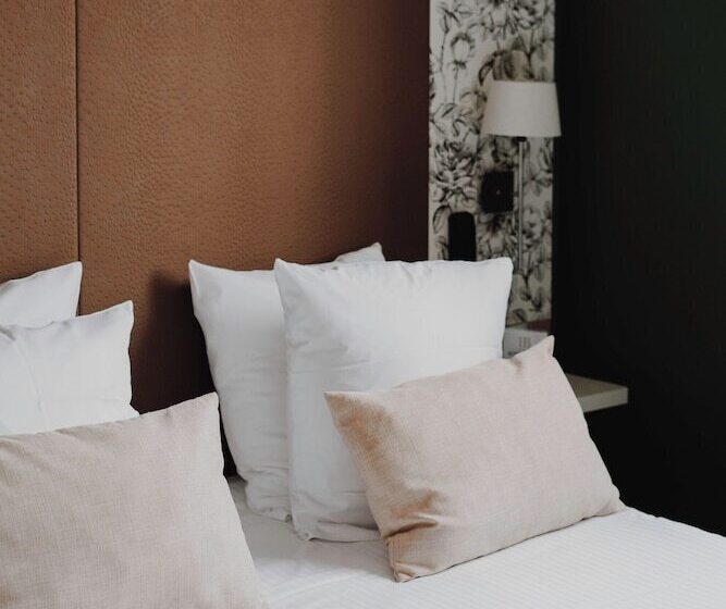 اتاق راحتی, L Hôtel Bristol
