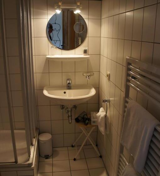 חדר סטנדרט יחיד, Schwarzer Adler