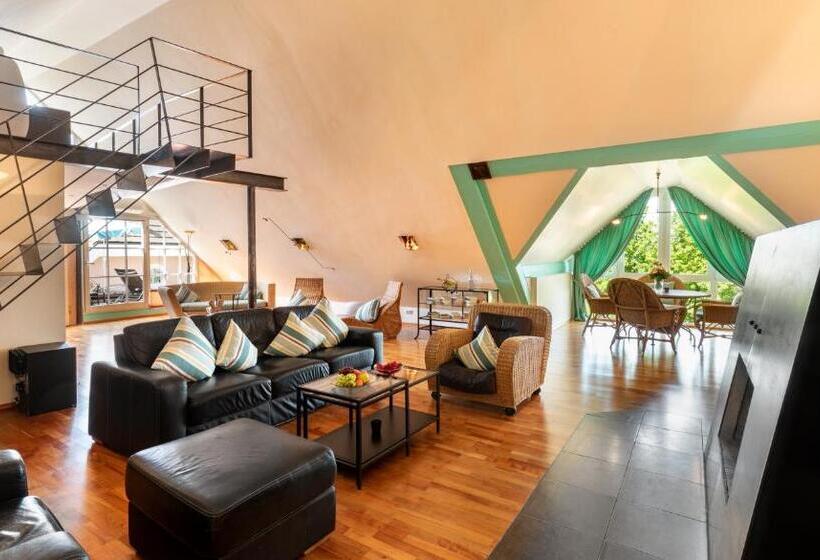 Suite with lake view, Seevilla