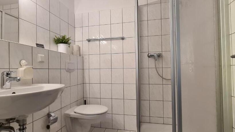 اتاق استاندارد یک نفره, Harz Hostel