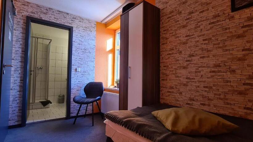 اتاق استاندارد یک نفره, Harz Hostel