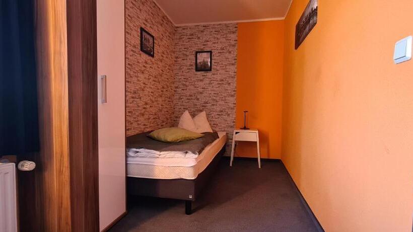 اتاق استاندارد یک نفره, Harz Hostel