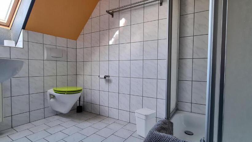 اتاق استاندارد سه نفره, Harz Hostel