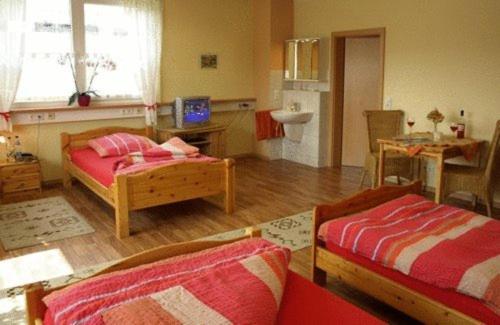 اتاق خانوادگی, Econo Motel Goelzer