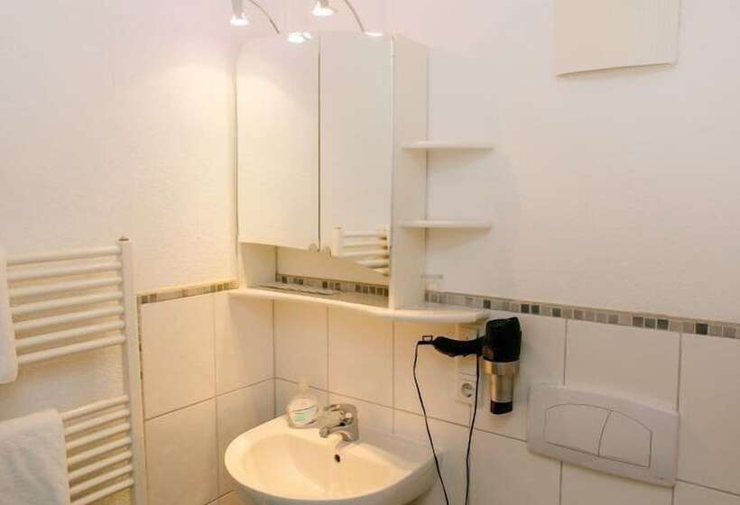 Номер Стандарт Трехместный, Landhotel Airport Inn