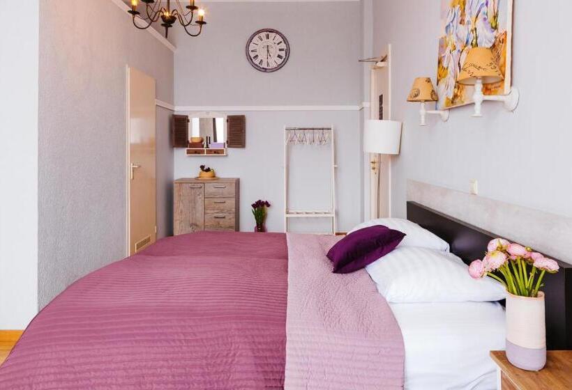 Quarto Familiar, Corel