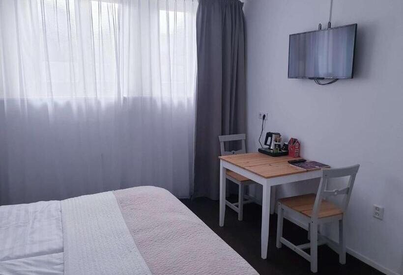 Quarto Economy, Corel
