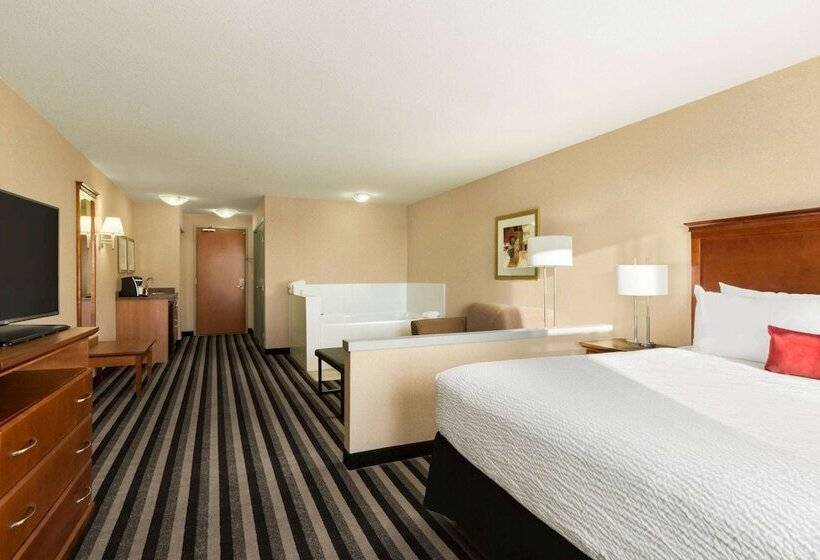 Люкс, Days Inn & Suites By Wyndham Edmonton Airport