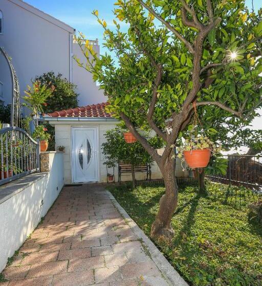 بانگلوی استاندارد با چشم‌انداز دریا, Villa Mario