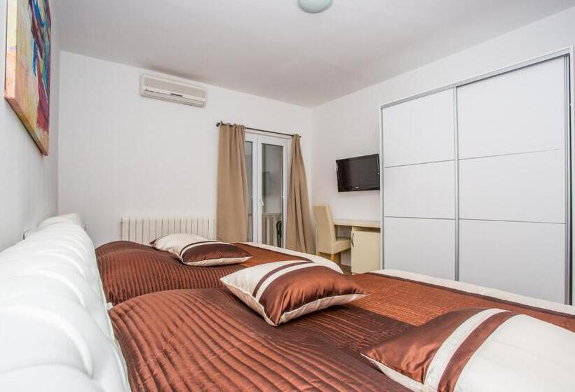 اتاق لوکس چهار تخته, Villa Mario