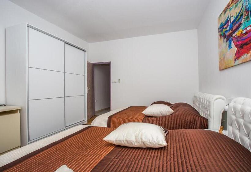 اتاق لوکس چهار تخته, Villa Mario
