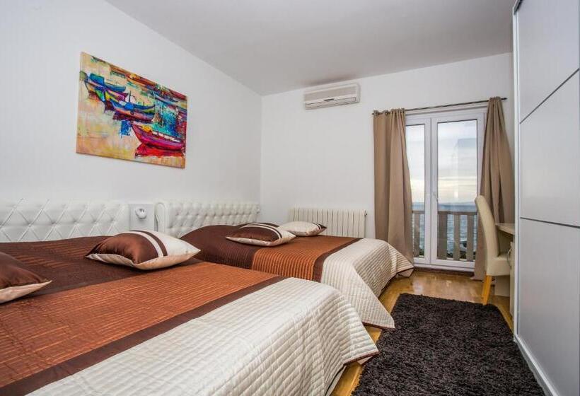 اتاق لوکس چهار تخته, Villa Mario