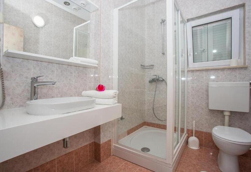 اتاق لوکس چهار تخته, Villa Mario
