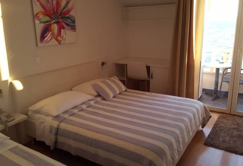 اتاق راحتی سه تخته, Villa Mario