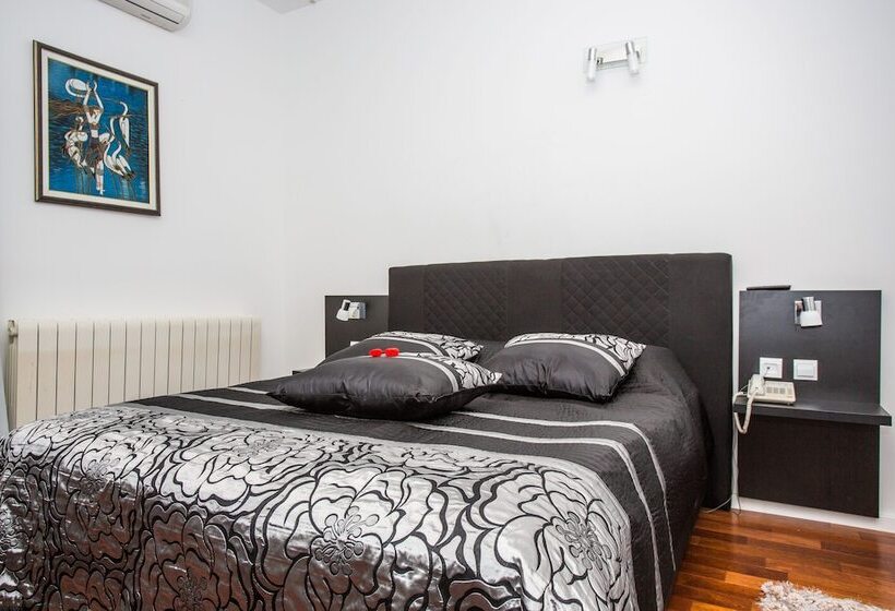 اتاق راحتی سه تخته, Villa Mario