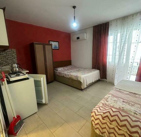 Трехместный Номер Стандарт с Балконом, Ada Motel