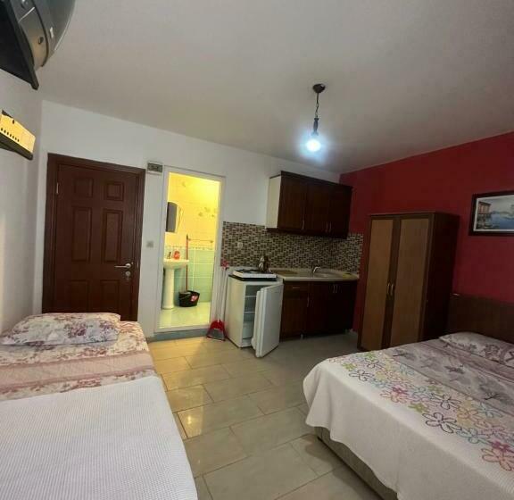 Трехместный Номер Стандарт с Балконом, Ada Motel