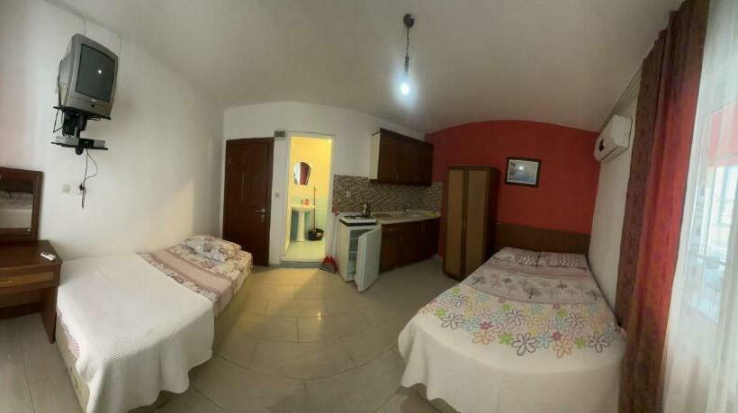 Трехместный Номер Стандарт с Балконом, Ada Motel