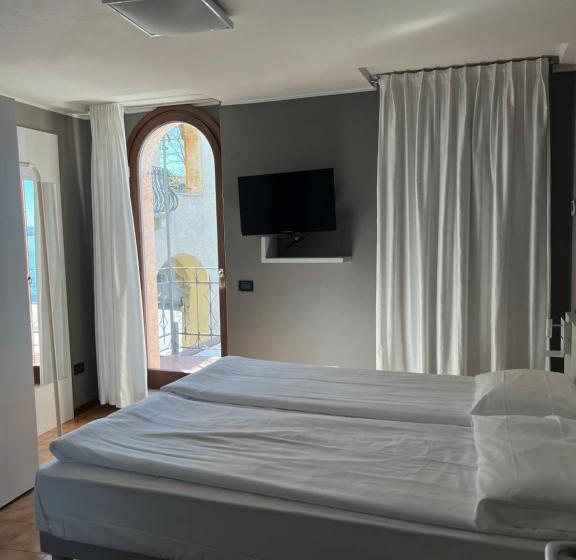 Четырехместный Номер Стандарт с Балконом, Albergo All'ancora